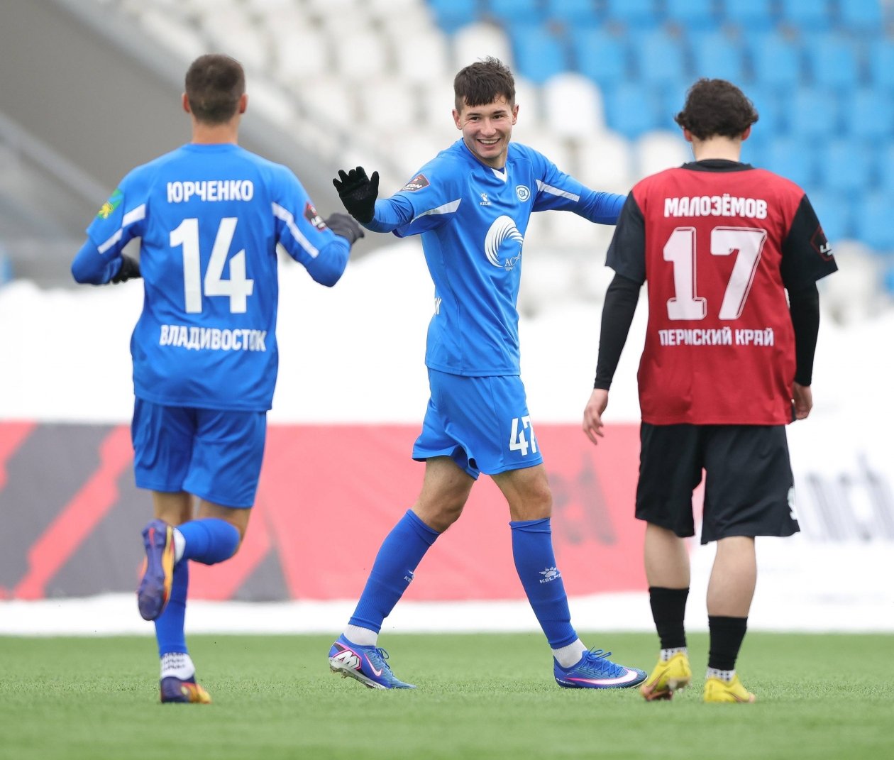 Игроки &quotДинамо-Владивосток&quot празднуют гол в ворота &quotАмкара-Пермь&quot пресс-служба ФК &quotДинамо&quot (Владивосток)