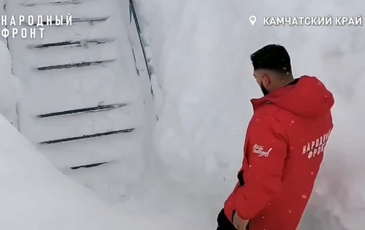 Снежные завалы на подходах к медучреждениям. Петропавловск-Камчатский не могут расчистить уже полтора месяца ОНФ Камчатский край/ скрин видео