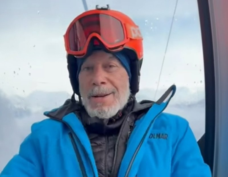 Олег Газманов решил лечиться от простуды на лыжах в горах Сочи Скриншот видео vk.com/offgroupgazmanov (12+)