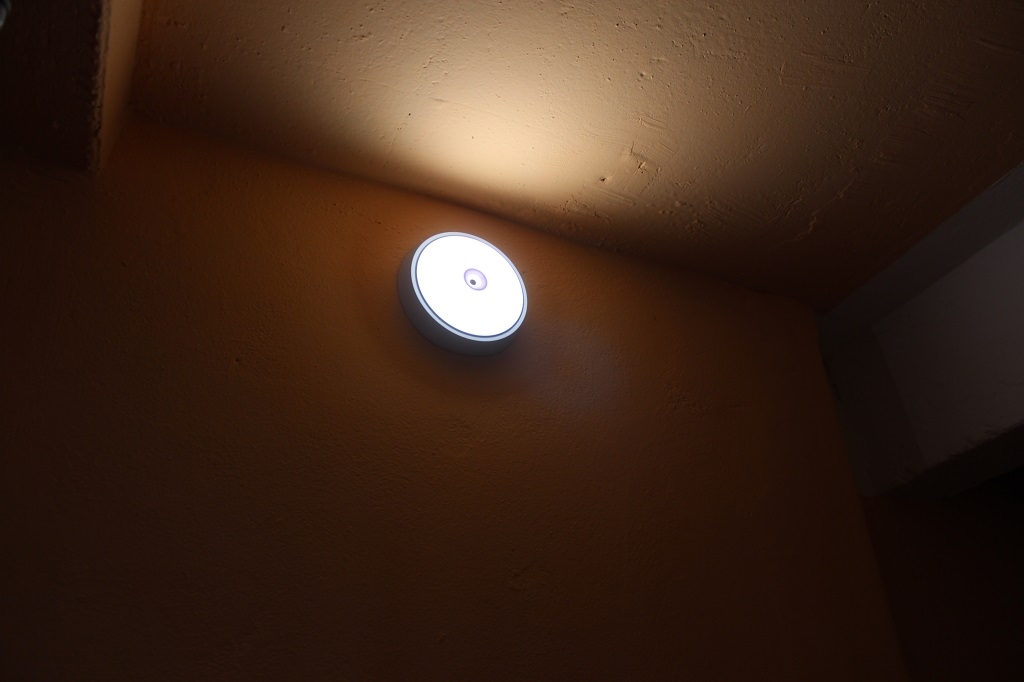 Лампа с датчиками движения в подъезде многоквартирного дома Юлия Чухломина, ИА MagadanMedia