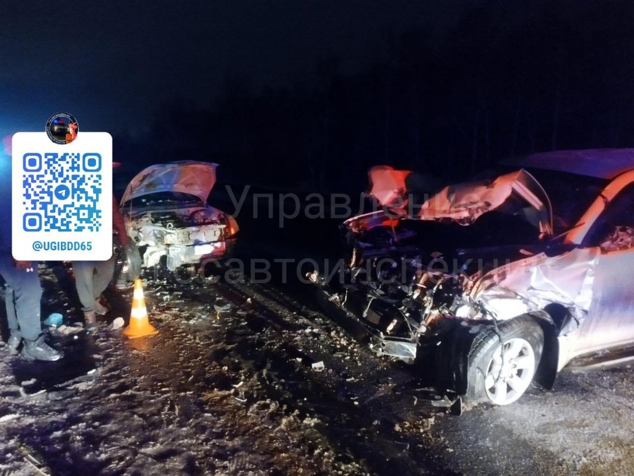 На Сахалине водитель легковушки не справился с управлением и влетел в стоящий автомобиль пресс-служба Госавтоинспекции Сахалинской области