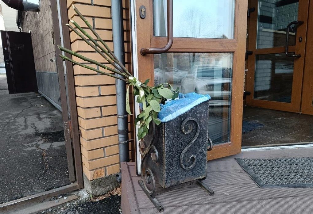 Роза в целлофане - антитренд Евгения Микушина, ИА UssurMedia