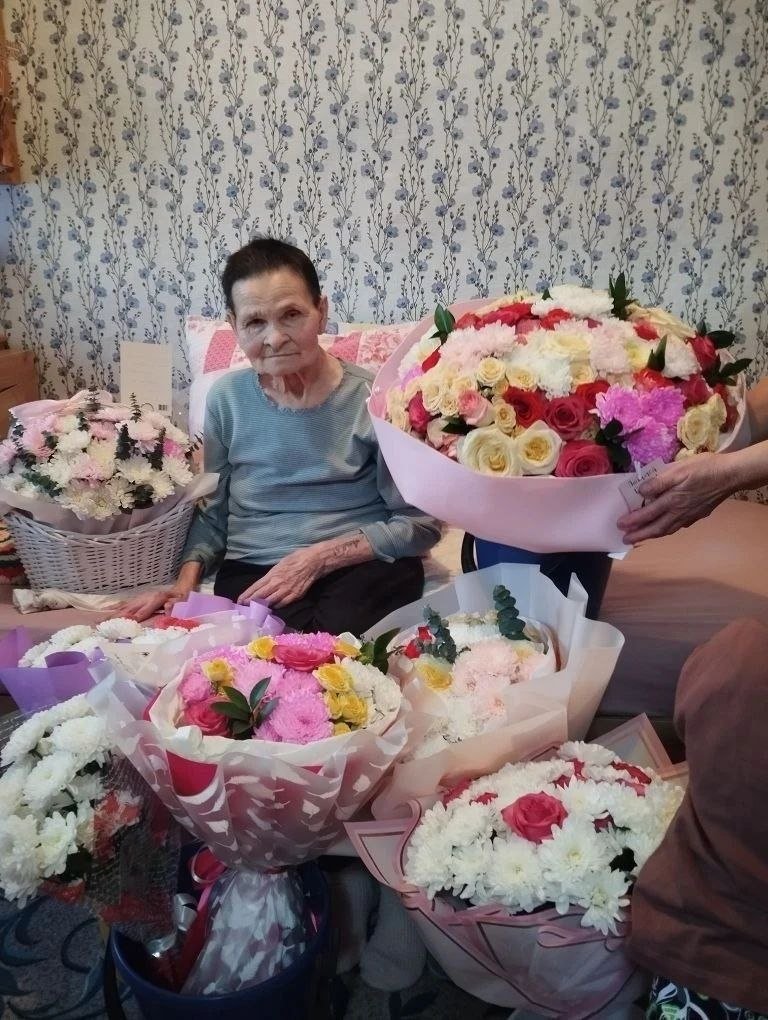 Жительницу Бурятии засыпали цветами на 90-летний юбилей  Баргузин-инфо.24/7