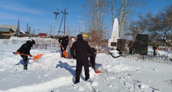 Школьники в Бурятии расчистили памятник ветеранам от снега Бичура-инфо.24/7
