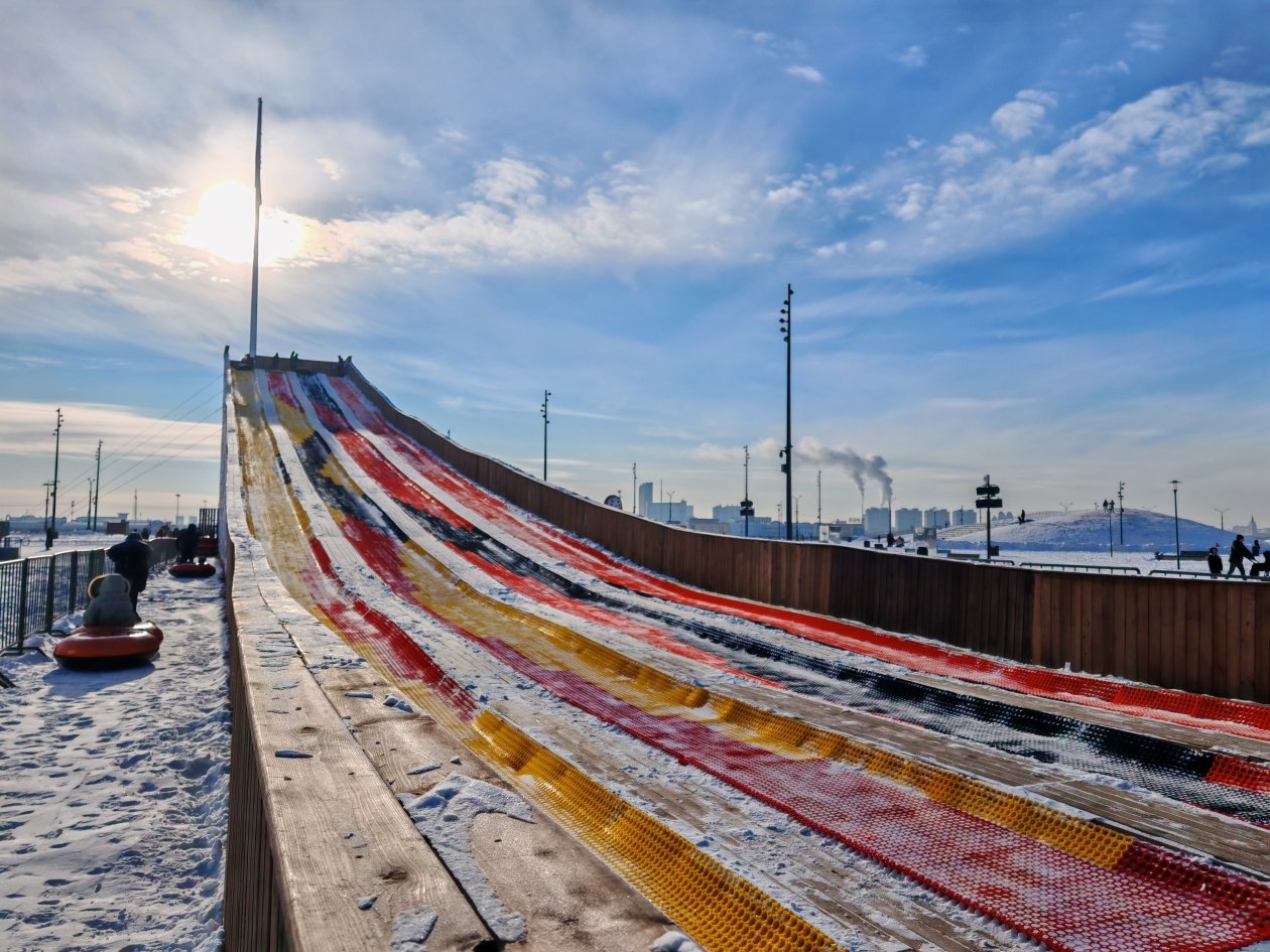Тюбинговая горка на площади Ленина - одна из крупнейших на Дальнем Востоке Юлия Ожегова, ИА PriamurMedia