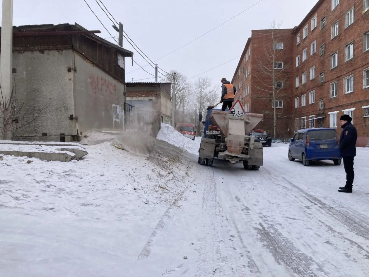 Опасную стихийную горку устранили в Усолье-Сибирском Отдел пропаганды УГИБДД России по региону