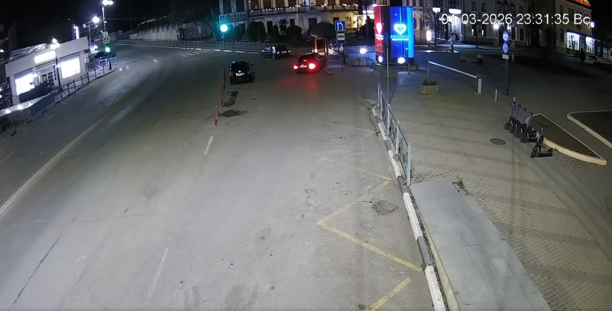 Автомобиль въехал в остановку в Кисловодске Соцсети Е. Моисеева