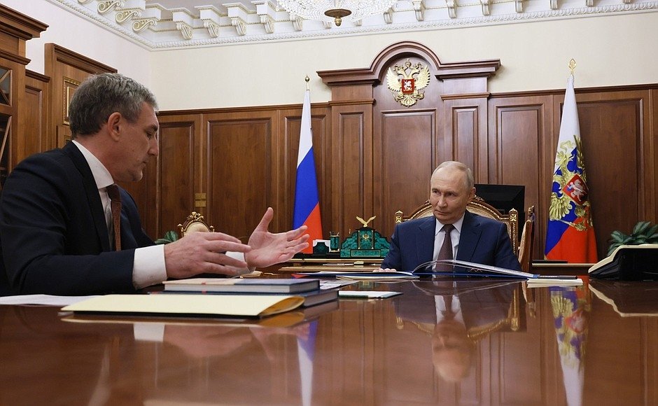 Президент Путин выслушал доклад губернтора Амурской области об итогах работы за 2025 год Kremlin.ru