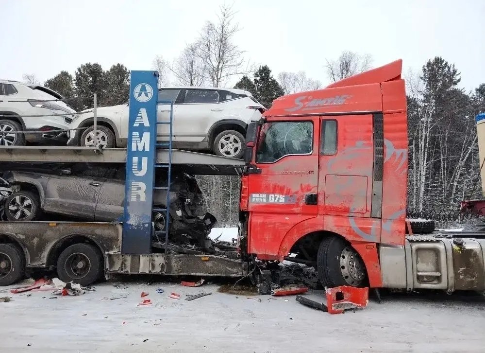 В Бурятии в аварии с автовозом пострадал водитель и несколько автомобилей ГИБДД по Бурятии