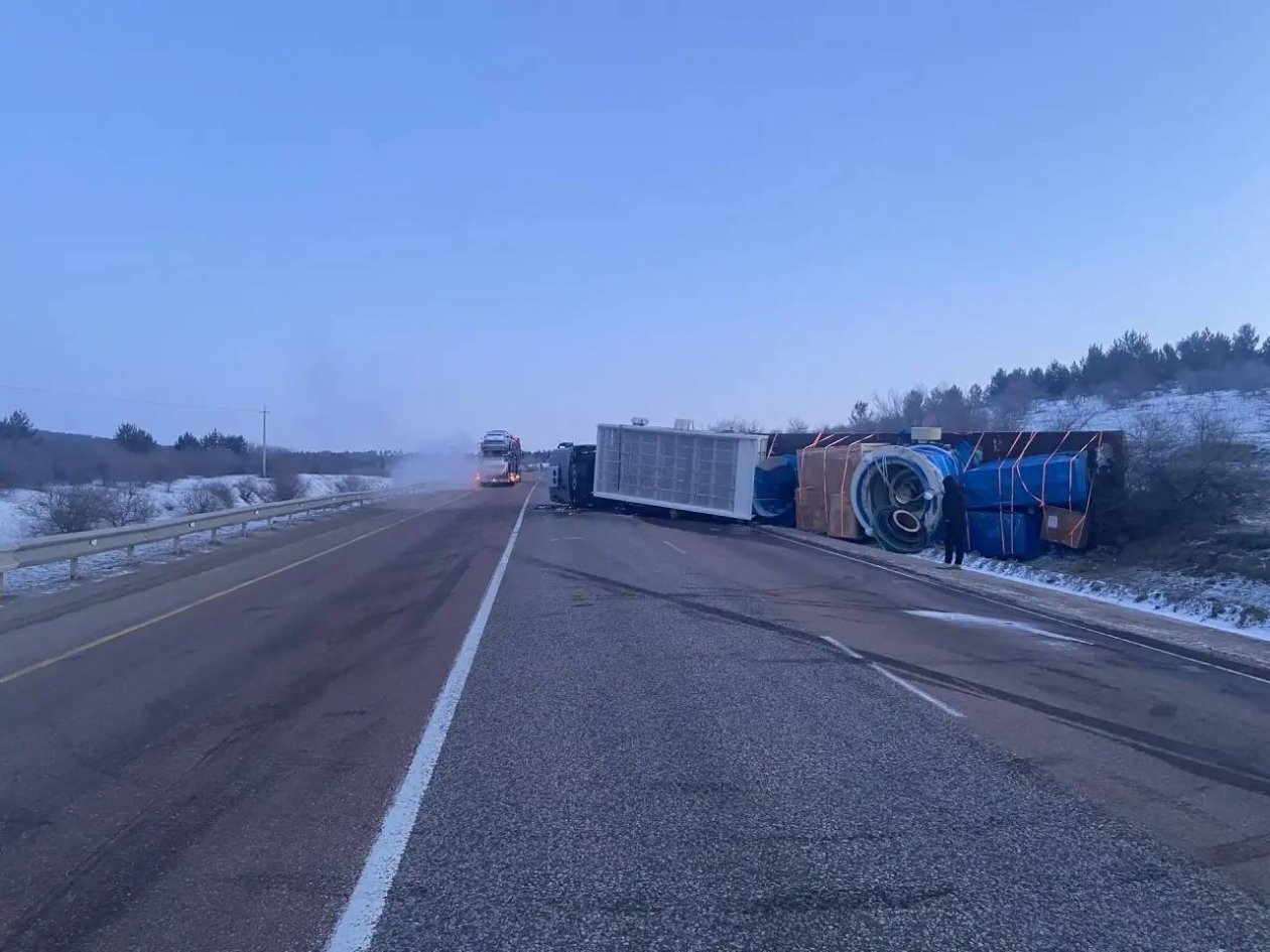 Фура опрокинулась в кювет в Бурятии ГИБДД по Бурятии