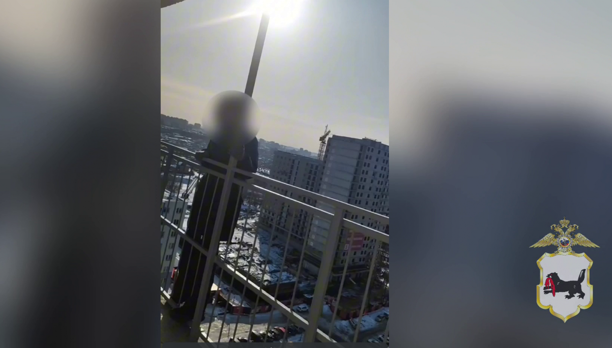 Полицейский из Иркутска уберег девушку от прыжка с 17-го этажа МВД по Иркутской области