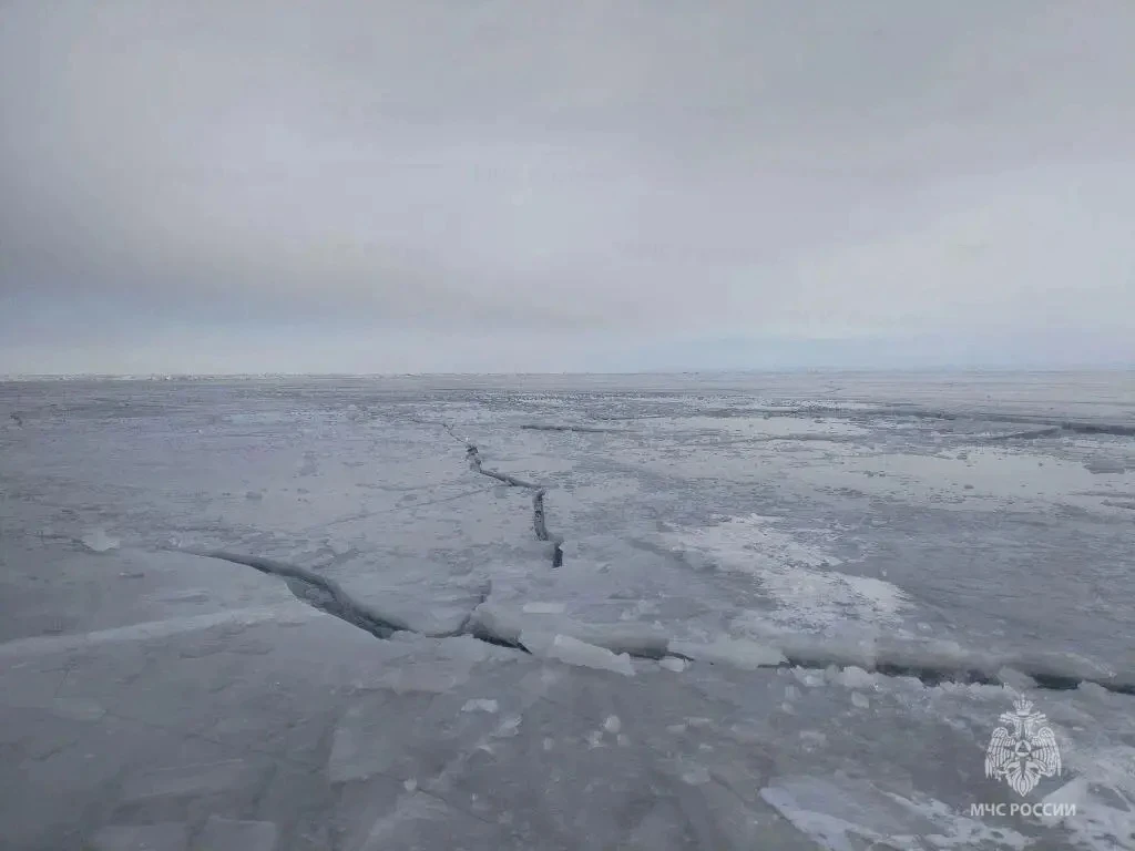 Опасная обстановка сохраняется на Байкале: зафиксированы трещины и разломы льда Пресс-служба ГУ МЧС России по Иркутской области
