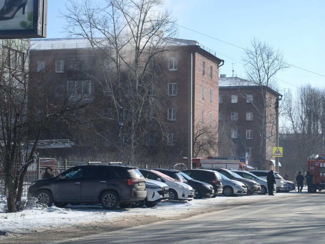 Пожар вспыхнул в многоквартирном доме на Карла Либкнехта в Иркутске Антон Ерошенко, ИА IrkutskMedia