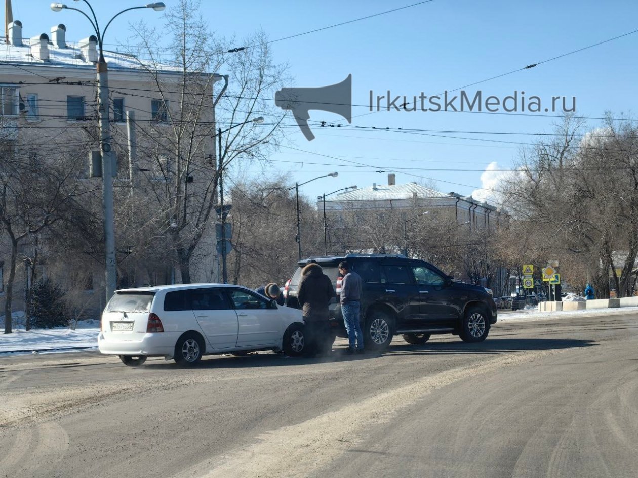 Две иномарки столкнулись на Степана Разина в Иркутске ИА IrkutskMedia