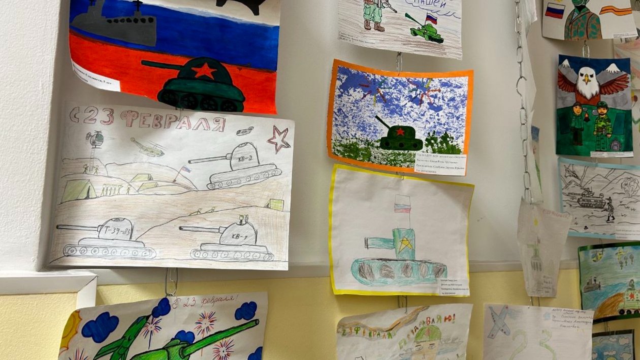 На церемонии вручили дипломы и подарки авторам лучших рисунков о защитниках Родины Горсовет Улан-Удэ