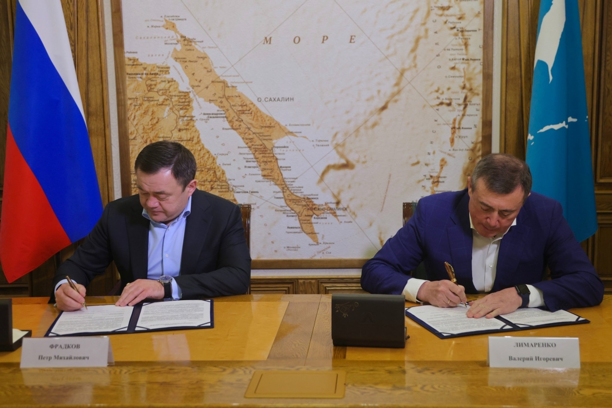 Слева направо: Петр Фрадков и Валерий Лимаренко пресс-служба правительства Сахалинской области