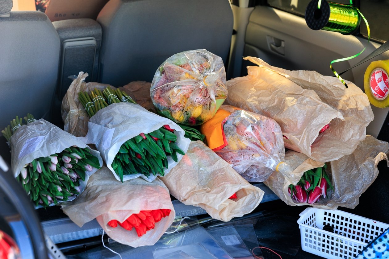 продажа цветов на улице из машины, день весны, 8 марта, Евгений  Кулешов, ИА PrimaMedia.ru