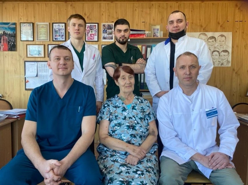 Медики и спасённая ими забайкалка Краевой клинической больницы