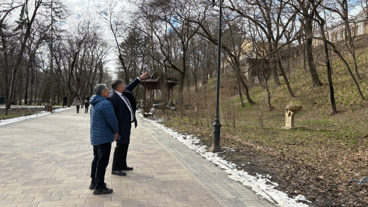 Глава города-побратима Артёма прогулялся по Ессентукам с мэром Крутниковым Соцсети главы Ессентуков Владимира Крутникова