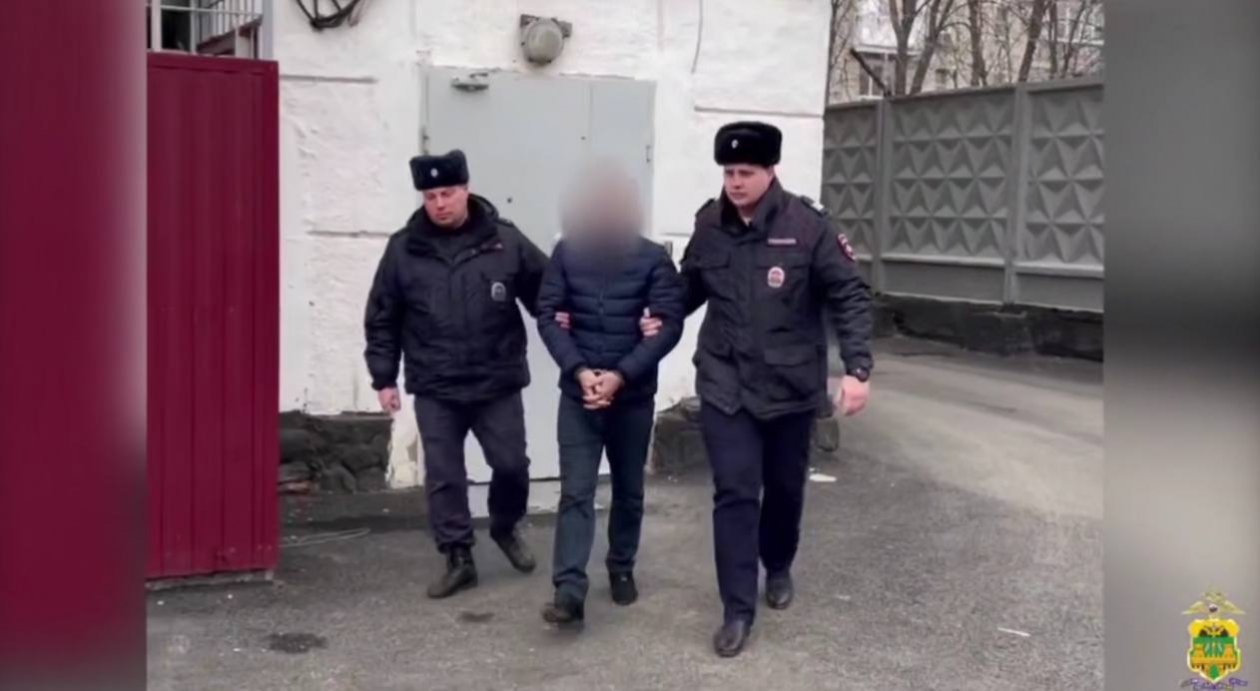 Дважды сменивший фамилию нелегал в розыске попался в Армавире t.me/mvd_23