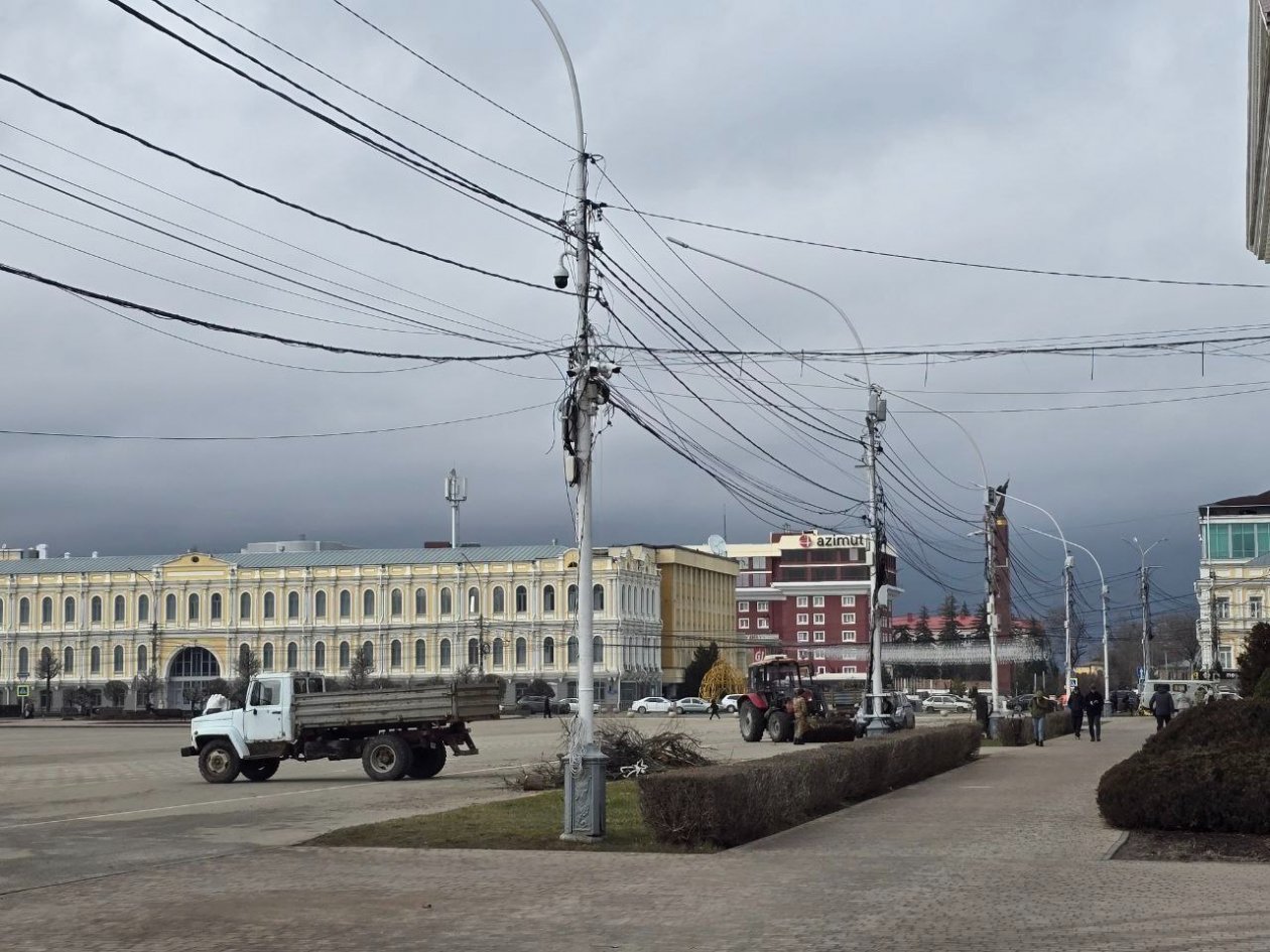 Более десятка деревьев спилили на площади Ленина в Ставрополе ТГ-канал &quotНепитипичный Ставрополь&quot (18+)