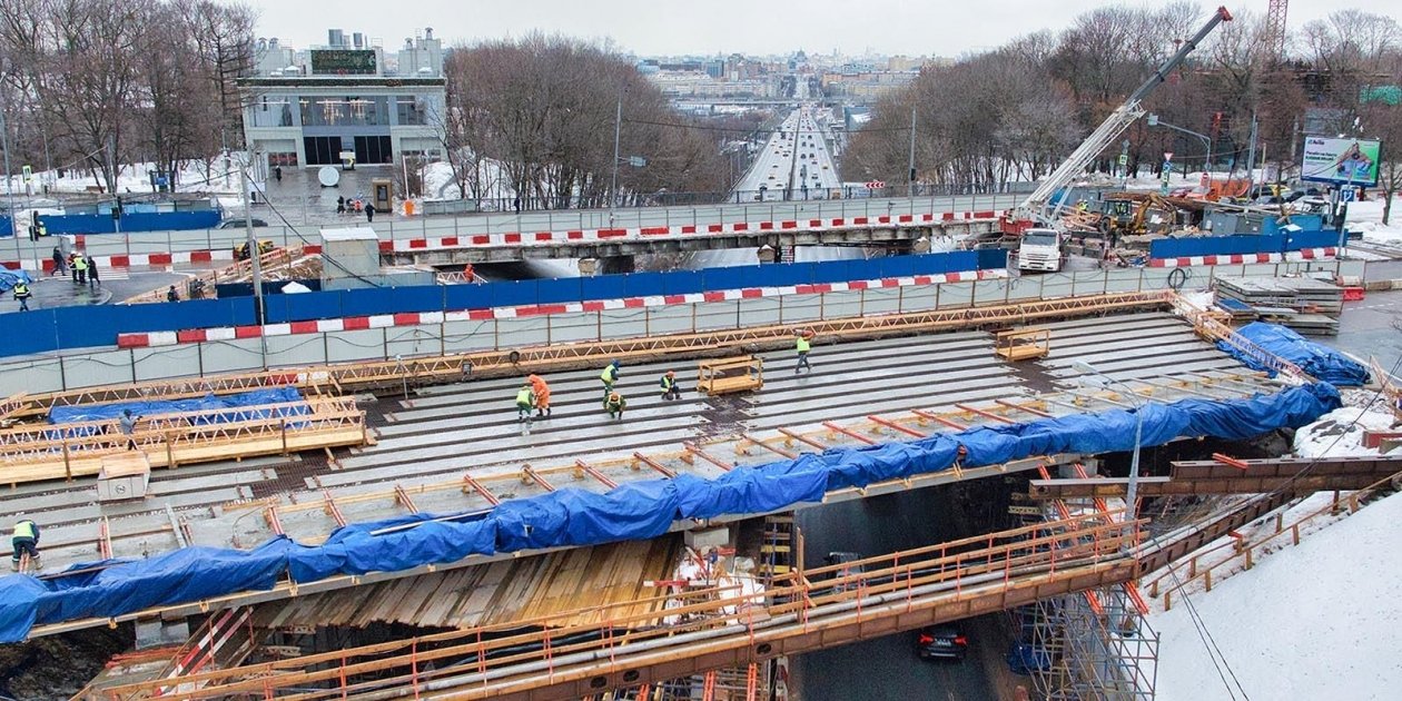Завершить комплексную реконструкцию Воробьевского путепровода планируется осенью 2026 года https://www.mos.ru