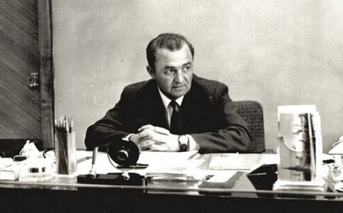 Анатолий Карпов в своем кабинете из архива семьи Карповых