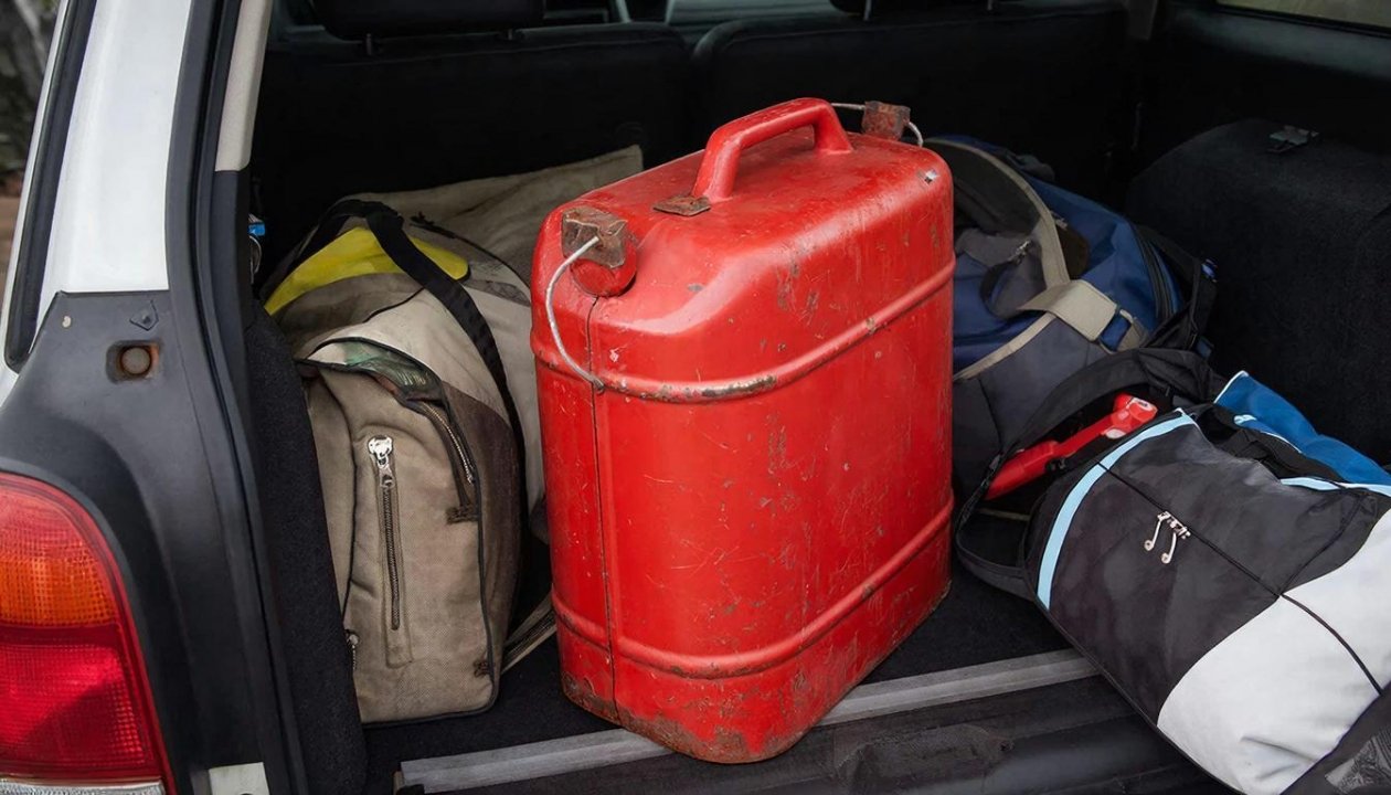 С этого месяца за канистру с бензином штрафуют на 30 тысяч: ГАИ не простит ошибку ИИ Kandinsky (18+)