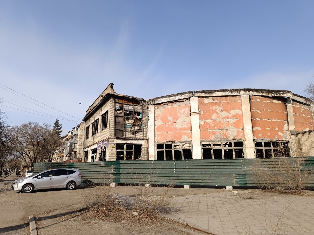 Железным забором огородили цирк Уссурийска Евгения Микушина, ИА UssurMedia