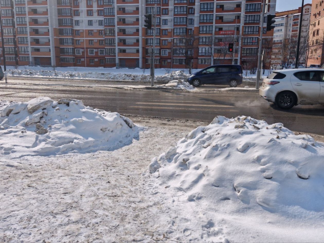 Сугробы начали быстро таять, но уходить воде некуда - ливневки пока законсервированы Юлия Ожегова, ИА PriamurMedia