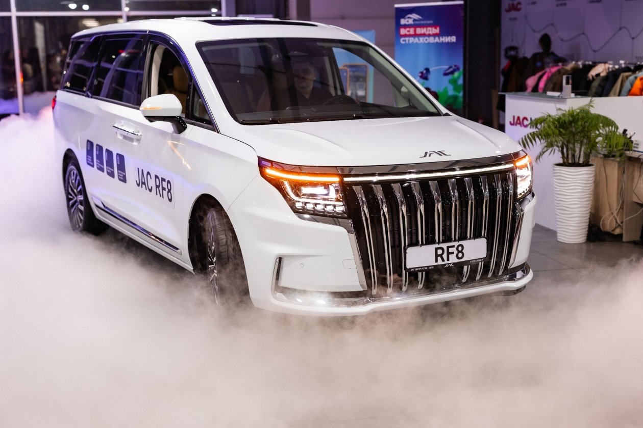 Во Владивостоке официально представили новый минивэн JAC RF8 Артём Петрунин