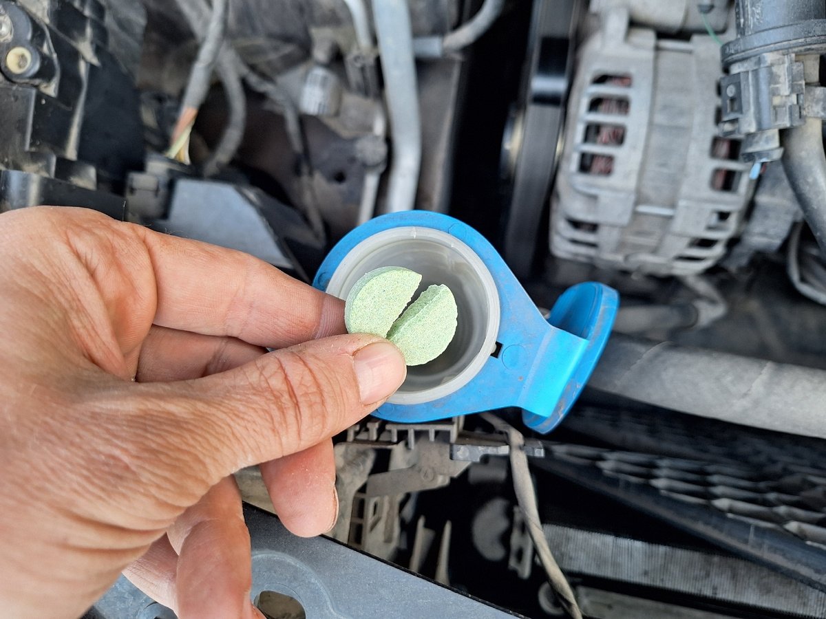 1 таблетка в бачок - лобовое блестит как кристалл: секрет идеальной видимости дзен-канал &quotАвто-маньяк&quot (12+)