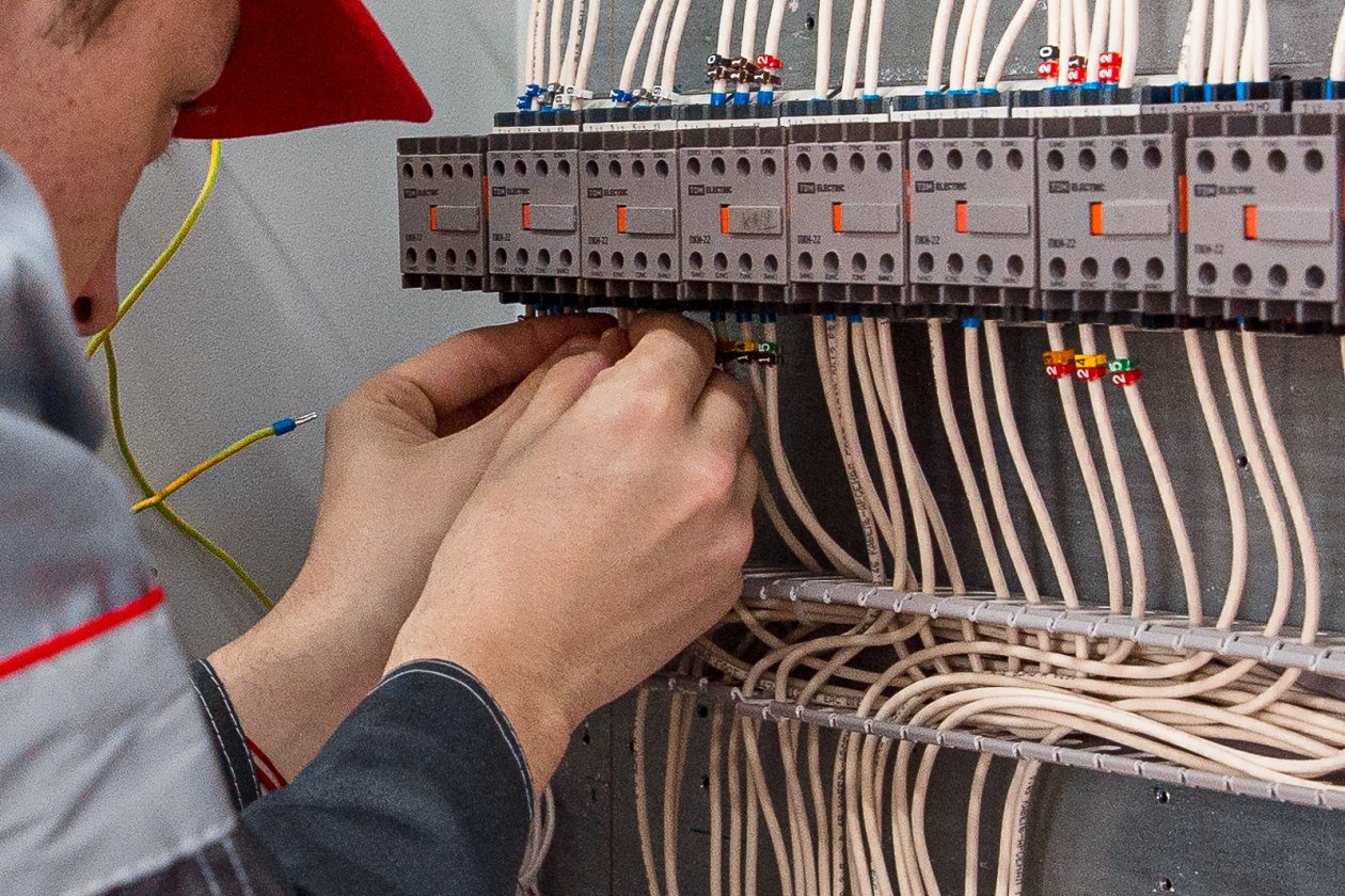 Рубильник, электричество, проводка, свет, электрик Илья Аверьянов, ИА PrimaMedia