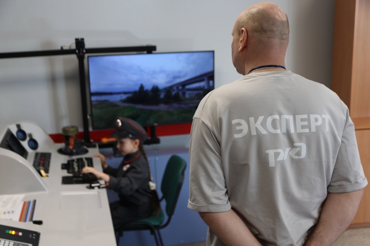 На этом тренажере идет подготовка машинистов ДЖД Даниил Почекунин, ИА IrkutskMedia