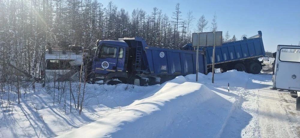 Спасатели деблокировали тела пассажиров после ДТП на трассе в Якутии Служба спасения Якутии