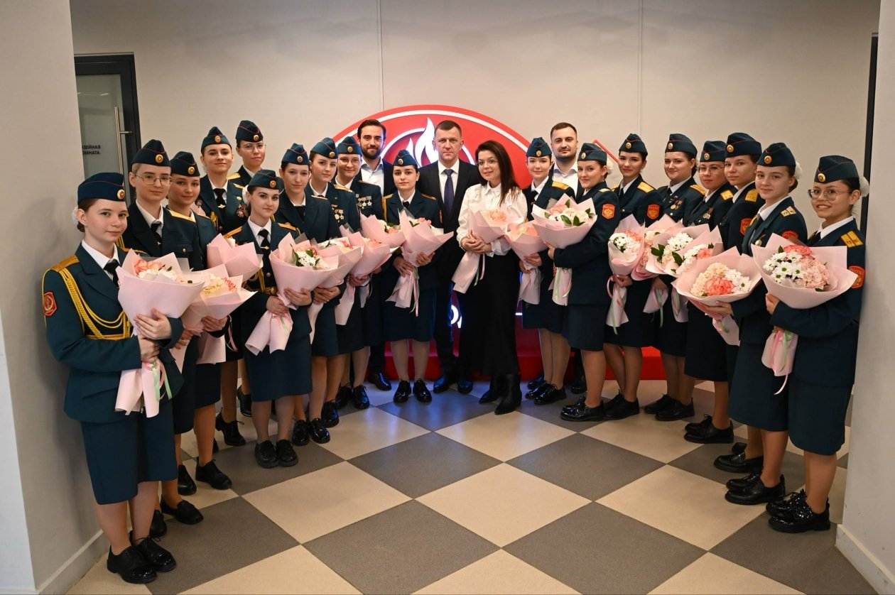 Мэр Краснодара спел &quotКатюшу&quot с девушками из Почетного караула &quotПост №1&quot Пресс-служба администрации Краснодара