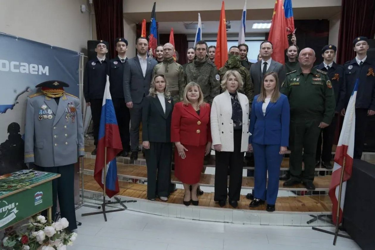 Парту героя открыли в школе Ялты Соцсети Я. Павленко