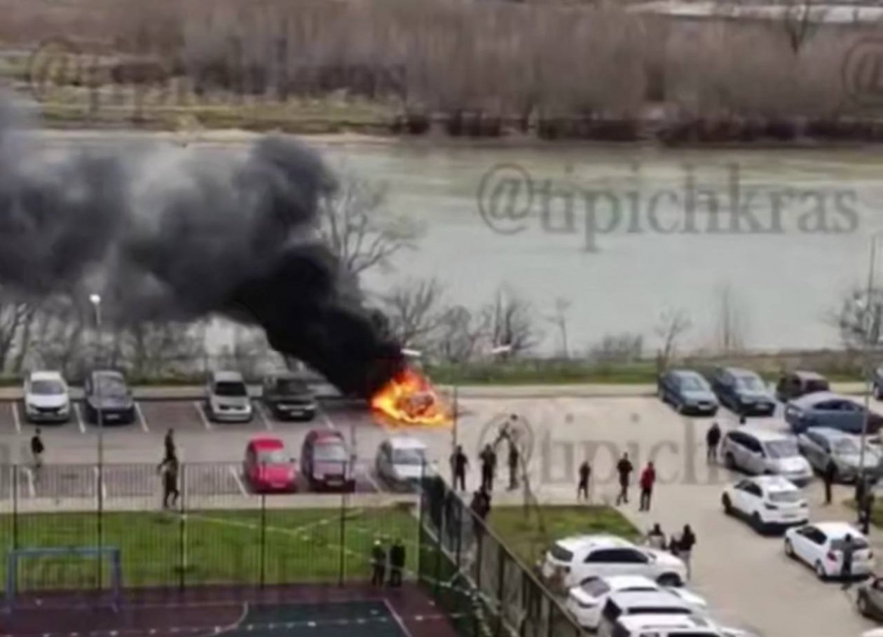 Появилось видео мощного взрыва авто во дворе жилого дома в Краснодаре скрин t.me/tipichkras