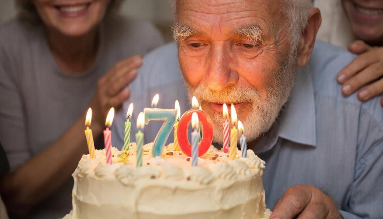 После 70 лет - новые доплаты и льготы: кому положены деньги и сколько можно получить ИИ Kandinsky (18+)