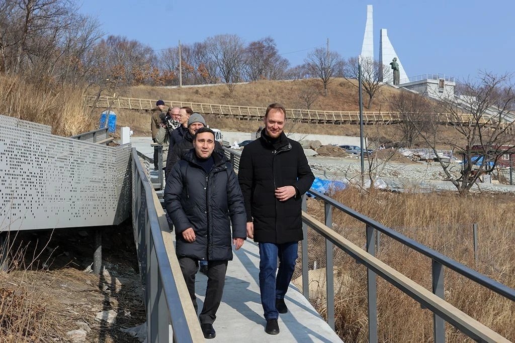 Глава города Тимур Магинский совместно с заместителем исполнительного директором НЗМУ Кириллом Тихоновичем проинспектировал строительство сквера &quotПанорамный&quot пресс-служба администрации НГО