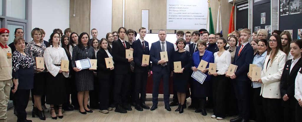 Пять школ в Хабаровске получили комплекты книг &quotСобиратели Земли Русской&quot Пресс-служба администрации Хабаровска