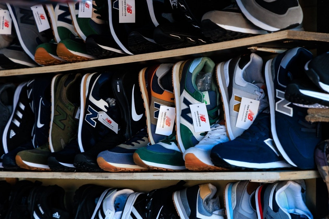 Кроссовки на вещевом рынке во Владивостоке ИА PrimaMedia