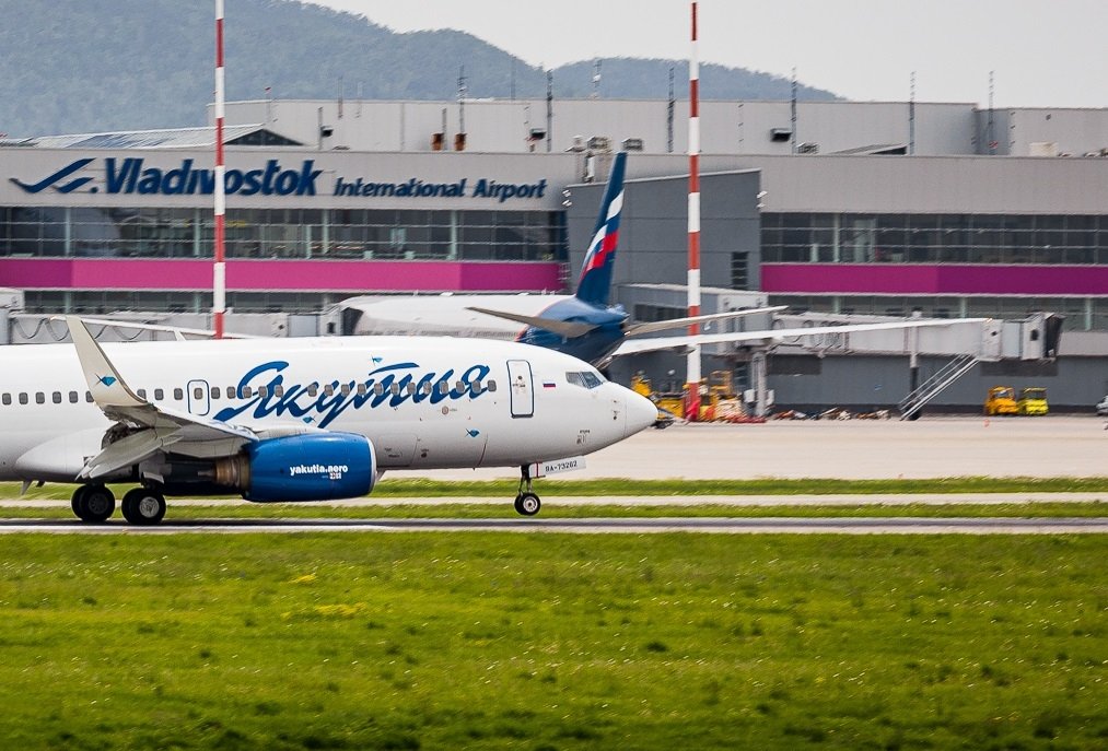 Самолёт авиакомпании &quotЯкутия&quot в аэропорту Владивостока Илья Аверьянов, ИА PrimaMedia
