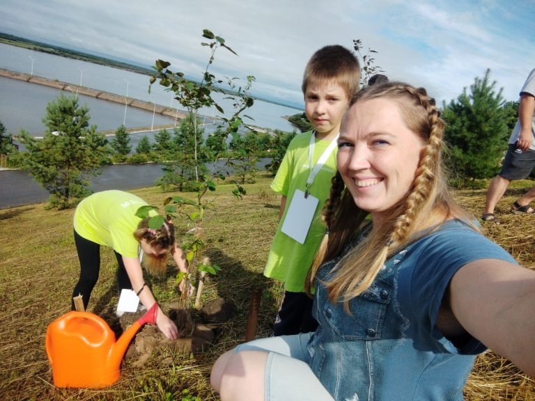 7я Андреевых на высадке Аллеи молодых семей ОГБУ &quotОблкомприрода&quot