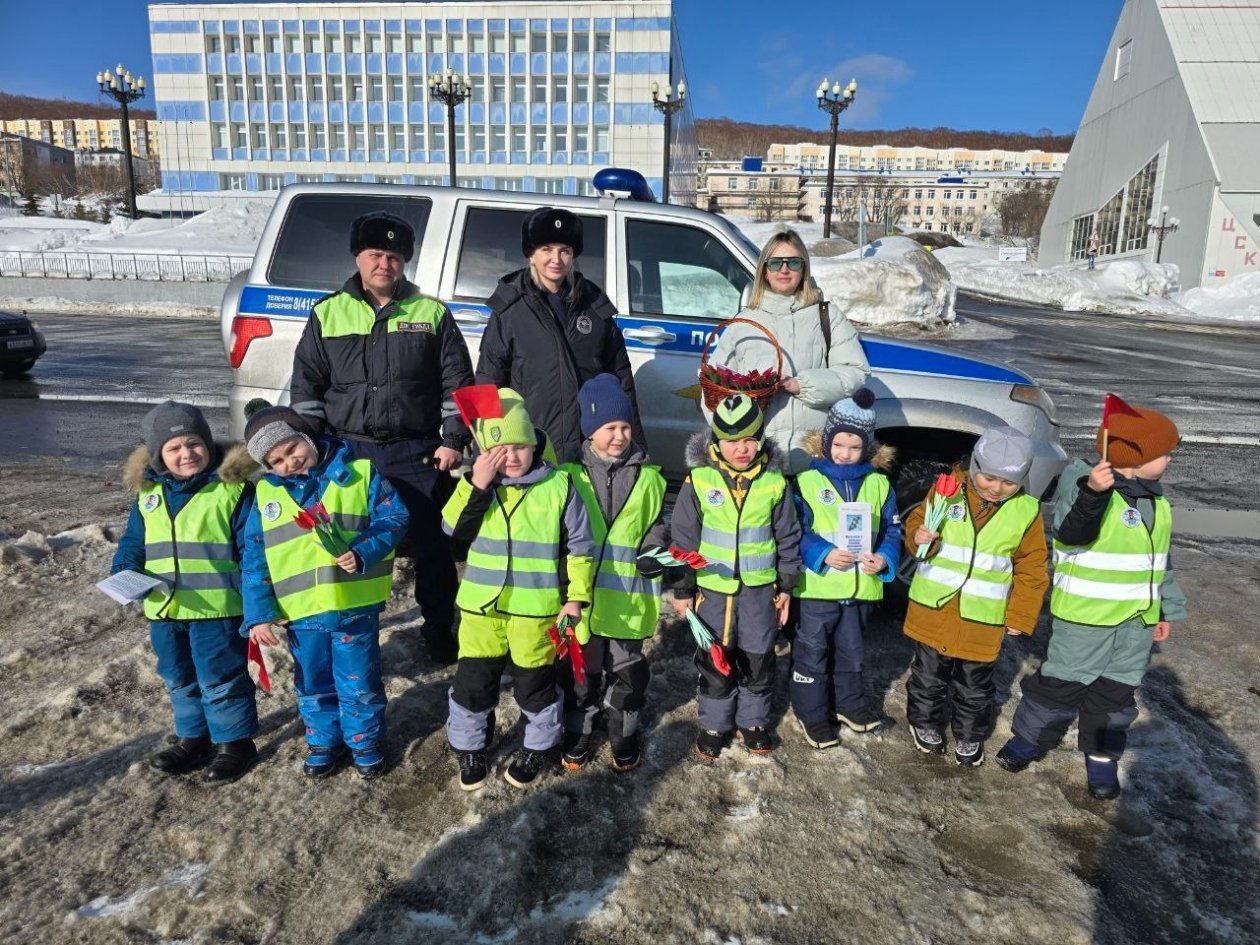 Акция &quotЦветы и правила для мамы&quot пресс-служба Полиции Камчатки