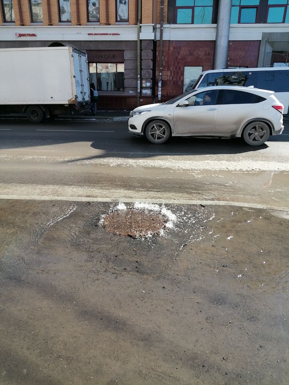 Фонтан бьет из водопроводного колодца в центре Иркутска Кирилл Радченко