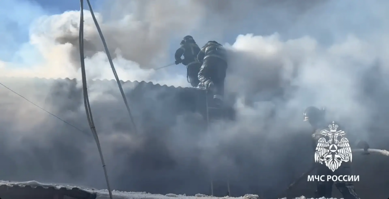 Огнеборцы МЧС России ликвидировали пожар на Софьи Перовской в Иркутске Пресс-служба ГУ МЧС России по Иркутской области