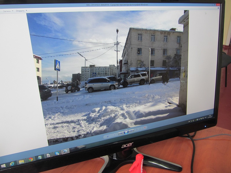 Съезд любителей летней резины состоялся на перекрестке улиц Парковой и Горького в Магадане, Фото с места события собственное