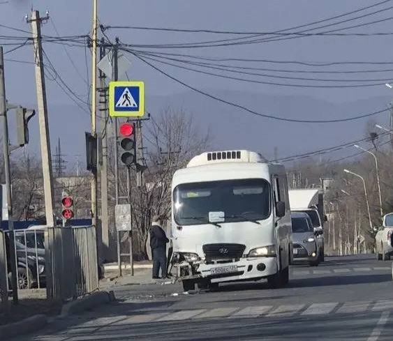 BMW врезалась в автобус с 15 пассажирами в Артёме пресс-служба УМВД России по Приморскому краю