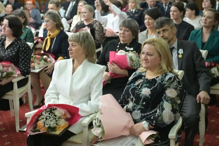 Дмитрий Демешин наградил женщин, отличившихся в различных сферах Вячеслав Реутов
